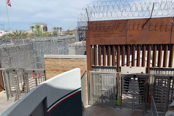 Die Grenzlinie zwischen den USA und Mexiko am San Ysidro Port of Entry zwischen San Diego, Kalifornien, USA, und Tijuana, Mexiko. Die Drehkreuze sind genau die Stelle, an der sich Migrant_innen den US-Behörden als Asylbewerber_innen präsentieren. © All Die Grenzlinie zwischen den USA und Mexiko am San Ysidro Port of Entry zwischen San Diego, Kalifornien, USA, und Tijuana, Mexiko. Die Drehkreuze sind genau die Stelle, an der sich Migrant_innen den US-Behörden als Asylbewerber_innen präsentieren. © Alli Jarrar / Amnesty International