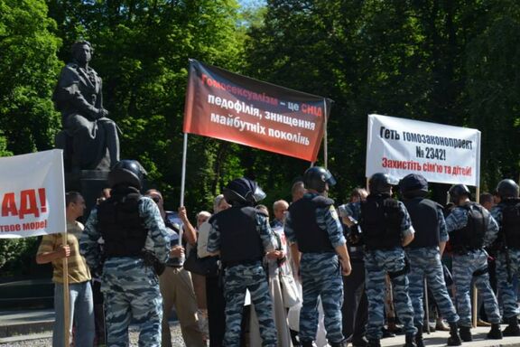 ukrainische Polizei in Schutzuniform und Gegendemonstrant_innen beim Kiew Pride 2013 Ukrainische Polizei in Schutzuniform