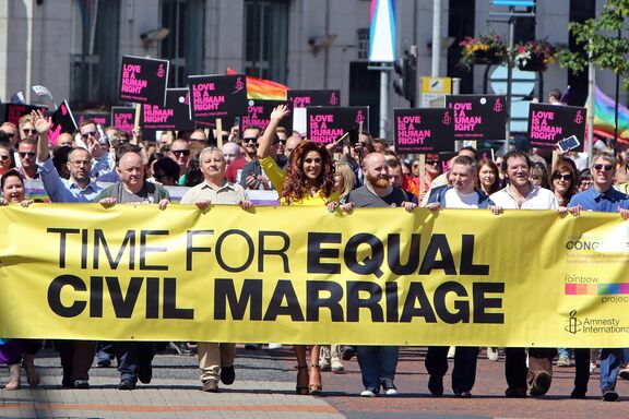 Demonstration in Belfast, Nordirland, für die gleichgeschlechtliche Ehe am 13. Juni 2015, nach dem erfolgreichen Votum in Irland für die Homo-Ehe Demonstration in Belfast, Nordirland, für die gleichgeschlechtliche Ehe am 13. Juni 2015, nach dem erfolgreichen Votum in Irland für die Homo-Ehe
