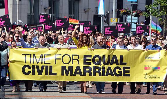 Demonstration in Belfast, Nordirland, für die gleichgeschlechtliche Ehe am 13. Juni 2015, nach dem erfolgreichen Votum in Irland für die Homo-Ehe