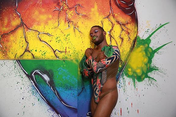 Alan Costa, Lehrer, Model und Romantiker, ist ein Performance-Künstler in Salvador, Brasilien 