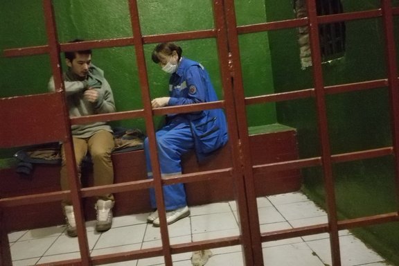 Ali Feruz (Khudoberdi Nurmatov) in Polizeigewahrsam in Moskau