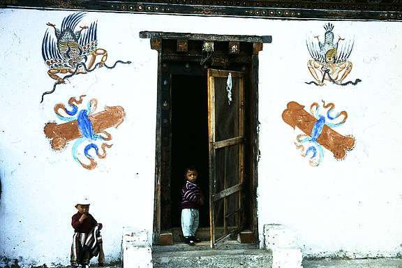 Fruchtbarkeitssymbole an einem traditionellen Haus in Bhutan