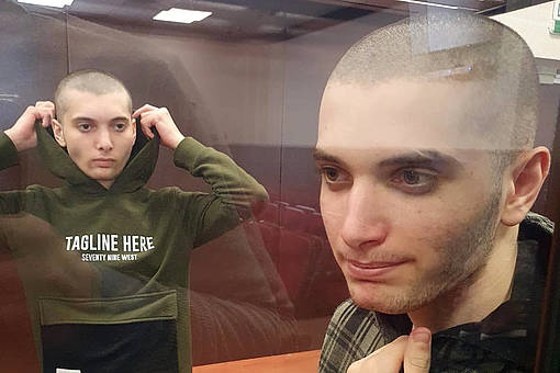 Ein undatiertes Bild zeigt den 20-jährigen Salekh Magamadov (rechts) und den 17-jährigen Ismail Isayev (links), die während einer Gerichtsverhandlung in Grosny in einer Glaszelle stehen © AFP via Getty Images