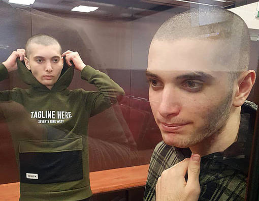 Ein undatiertes Bild zeigt den 20-jährigen Salekh Magamadov (rechts) und den 17-jährigen Ismail Isayev (links), die während einer Gerichtsverhandlung in Grosny in einer Glaszelle stehen © AFP via Getty Images