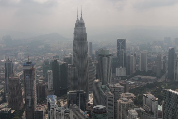 Skyline der malaysischen Hauptstadt Kuala Lumpur mit Blick auf die Petronas Towers