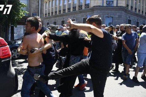 Hassgruppen greifen Journalist_innen und Aktivist_innen des Tbilisi Pride am 5. Juli 2021 an @ OCMediaorg / Twitter