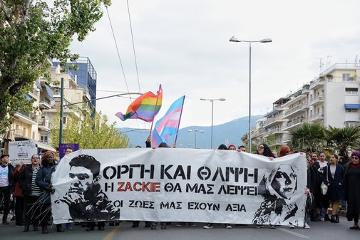 Demonstrant_innen mit einem Transparent während einer Demonstration in Griechenland für Zak Kostopoulos, 01.12.2018 © 2018 SOPA Images 