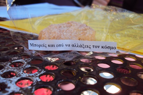 "Du kannst die Welt verändern!" Aufschrift auf selbst gebackenen Keksen der Amnesty-Hochschulgruppe an der Panteion-Universität Athen für Unterzeichner_innen beim Amnesty-Briefmarathon 2012