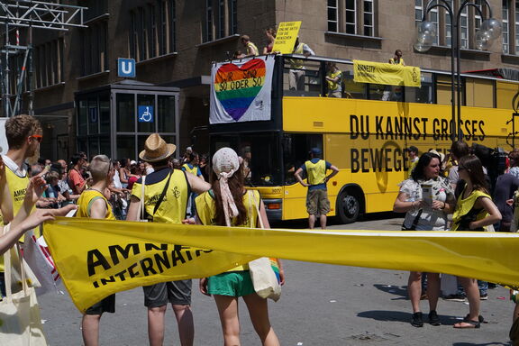 Amnesty International beim CSD 2013 in Köln Amnesty International beim CSD 2013 in Köln