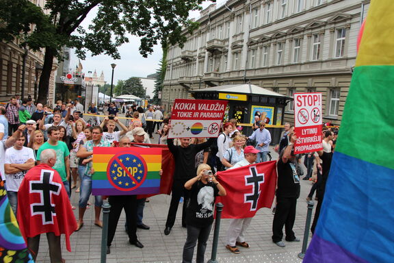 Gegendemonstrant_innen beim Baltic Pride 2013 in Litauens Hauptstadt Vilnius Gegendemonstrant_innen beim Baltic Pride 2013 in Litauens Hauptstadt Vilnius