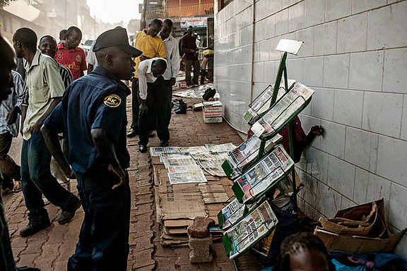 Ein Ugander liest die Schlagzeilen der Boulevardpresse, die in der Vergangenheit zu Hetzkampagnen gegen LGBTI aufgerufen hatte