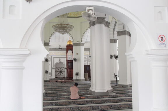 Gläubiger beim Gebet in der Kapitan-Keling-Moschee in Georgetown, Penang, Malaysia