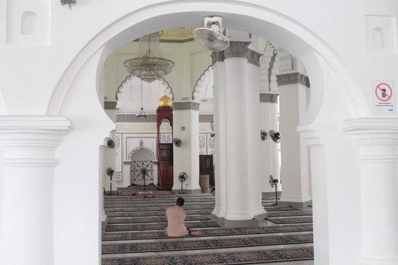 Gläubiger beim Gebet in der Kapitan-Keling-Moschee in Georgetown, Penang, Malaysia