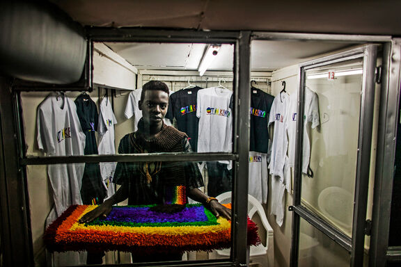 George, ein Model, verkauft in seinem Laden in Nairobi queere Artikel und ist Vorsitzender der LGBTI Gruppe 'Out in Kenya' George, ein Model, verkauft in seinem Laden in Nairobi queere Artikel und ist Vorsitzender der LGBTI Gruppe 'Out in Kenya'