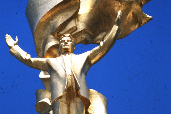 Kolossalstatue des früheren Diktators "Turkmenbashi" Saparmyrat Nyýazow Kolossalstatue des früheren Diktators "Turkmenbashi" Saparmyrat Nyýazow in der turkmenischen Hauptstadt Ashgabat