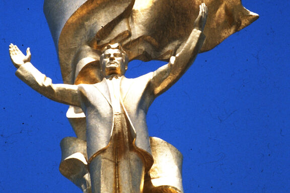 Kolossalstatue des früheren Diktators "Turkmenbashi" Saparmyrat Nyýazow in der turkmenischen Hauptstadt Ashgabat