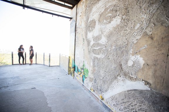 Monica Benicio, Marielle Francos Partnerin, und der Künstler Vhils in der Nähe des Wandbildes "Brave Wall" zu Ehren von Marielle Franco in Lissabon, Portugal, September 2018 © Fernando Figueiredo Silva