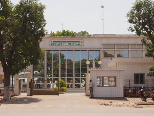 Parlament/Nationalversammlung in Ouagadougou, Burkina Faso © Sputniktilt, CC BY-SA 3.0 <https://creativecommons.org/licenses/by-sa/3.0>, via Wikimedia Commons