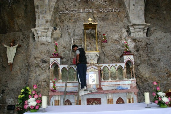 Im ecuadorianischen Marienwallfahrtsort "Santuario de la Virgen del Rocio" entfernt ein Arbeiter die Statue