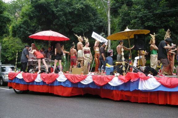 Wagen zu Thailand beim Toronto Pride, Kanada, 2009 © "DSCN5879" by Sweet One is licensed under CC BY-SA 2.0. To view a copy of this license, visit https://creativecommons.org/licenses/by-sa/2.0/?ref=openverse. Wagen zu Thailand beim Toronto Pride, Kanada, 2009 © "DSCN5879" by Sweet One is licensed under CC BY-SA 2.0. To view a copy of this license, visit https://creativecommons.org/licenses/by-sa/2.0/?ref=openverse.