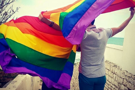 Regenbogenflagge am Strand in Tunesien