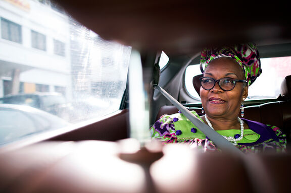 Alice Nkom unterwegs zu einem Arbeitstermin in Douala