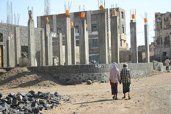 Zwei Bauarbeiter halten Händchen in der jemenitischen Hafenstadt Mokka, 30.12.2007 © Rupert Haag
