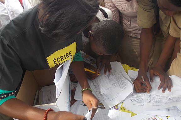Mitglieder von Amnesty International Togo beteiligen sich am Briefmarathon im Dezember 2015