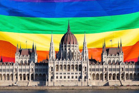 Ungarisches Parlament in Budapest vor Regenbogenflagge © Amnesty International