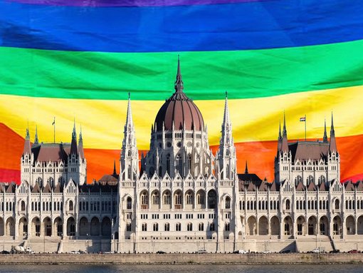 Ungarisches Parlament in Budapest vor Regenbogenflagge © Amnesty International