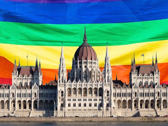 Ungarisches Parlament in Budapest vor Regenbogenflagge © Amnesty International