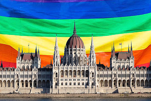 Ungarisches Parlament in Budapest vor Regenbogenflagge © Amnesty International