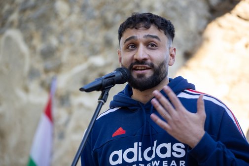 Géza Buzás-Hábel, der Organisator des Pride in der ungarischen Stadt Pécs, hält bei der Demonstration eine Rede (4. Oktober 2025). © Amnesty International Ungarn