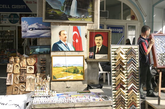 Portrait des aserbaidschanischen Präsidenten Ilham Aliyev in einer Galerie in der Hauptstadt Baku Portrait des aserbaidschanischen Präsidenten Ilham Aliyev in einer Galerie in der Hauptstadt Baku