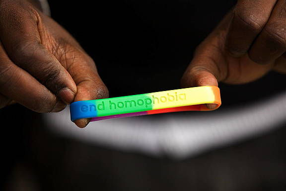 Homophobie beenden – Armband zum Welt AIDS Tag in Nairobi, Dez. 2010.