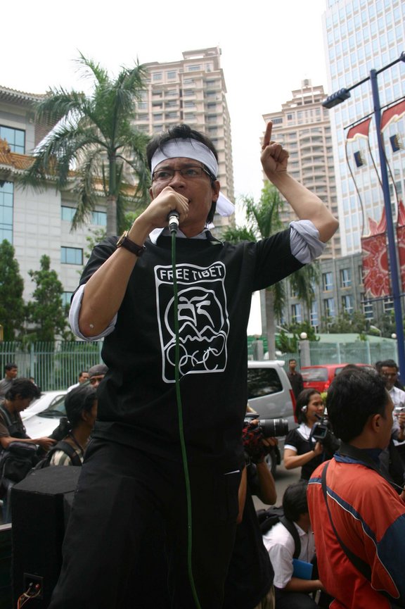Usman Hamid, im schwarzen Hemd, demonstriert am 31. März 2008 vor der chinesischen Botschaft in Indonesien für die Freiheit Tibets. © Muhammad Harits Usman Hamid, im schwarzen Hemd, demonstriert am 31. März 2008 vor der chinesischen Botschaft in Indonesien für die Freiheit Tibets. © Muhammad Harits