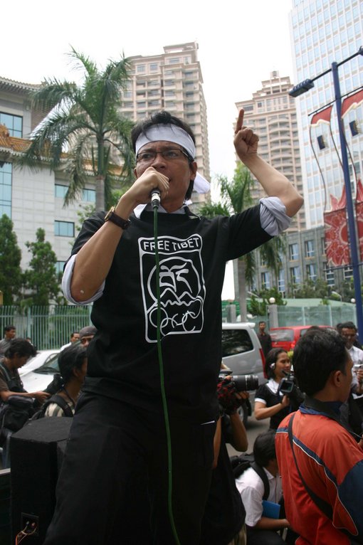 Usman Hamid, im schwarzen Hemd, demonstriert am 31. März 2008 vor der chinesischen Botschaft in Indonesien für die Freiheit Tibets. © Muhammad Harits
