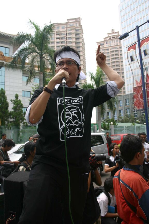 Usman Hamid, im schwarzen Hemd, demonstriert am 31. März 2008 vor der chinesischen Botschaft in Indonesien für die Freiheit Tibets. © Muhammad Harits Usman Hamid, im schwarzen Hemd, demonstriert am 31. März 2008 vor der chinesischen Botschaft in Indonesien für die Freiheit Tibets. © Muhammad Harits