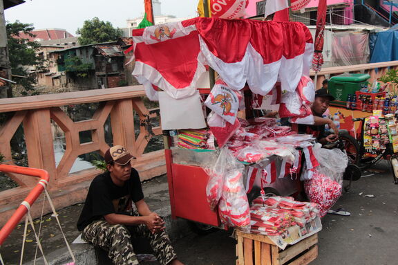 Straßenverkäufer in Indonesiens Hauptstadt Jakarta verkauft Dekoration zum Nationalfeiertag Straßenverkäufer in Indonesiens Hauptstadt Jakarta verkauft Dekoration zum Nationalfeiertag