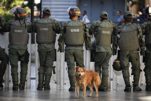 Mitglieder der Bolivarischen Nationalgarde Venezuelas blockieren den Zugang zum Bundesgesetzgebungspalast in der Hauptstadt Caracas, 15. Mai 2019 © RONALDO SCHEMIDT/AFP via Getty Images Mitglieder der Bolivarischen Nationalgarde Venezuelas blockieren den Zugang zum Bundesgesetzgebungspalast in der Hauptstadt Caracas, 15. Mai 2019 © RONALDO SCHEMIDT/AFP via Getty Images