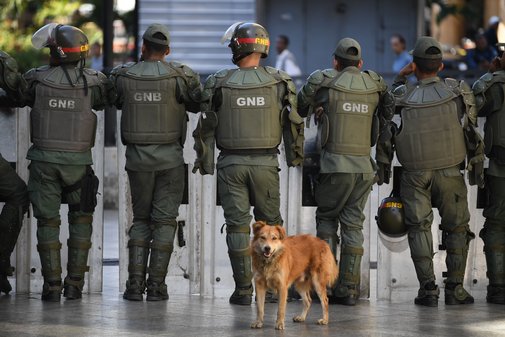 Mitglieder der Bolivarischen Nationalgarde Venezuelas blockieren den Zugang zum Bundesgesetzgebungspalast in der Hauptstadt Caracas, 15. Mai 2019 © RONALDO SCHEMIDT/AFP via Getty Images