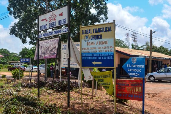 Werbung für Kirchen in Ghana nahe Asuotwene Accra, 12. September 2013 © "Accra, Ghana" by jbdodane is licensed with CC BY-NC 2.0. To view a copy of this license, visit https://creativecommons.org/licenses/by-nc/2.0/ 