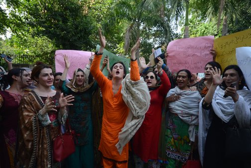 Trans-Personen veranstalten am 27.06.2022 vor dem Peshawar Press Club eine Protestkundgebung gegen die zunehmende Gewalt gegen ihre Gemeinschaft © 2022 Pacific Press