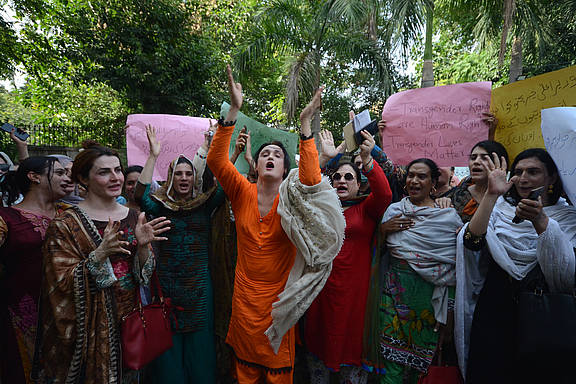 Trans-Personen veranstalten am 27.06.2022 vor dem Peshawar Press Club eine Protestkundgebung gegen die zunehmende Gewalt gegen ihre Gemeinschaft © 2022 Pacific Press