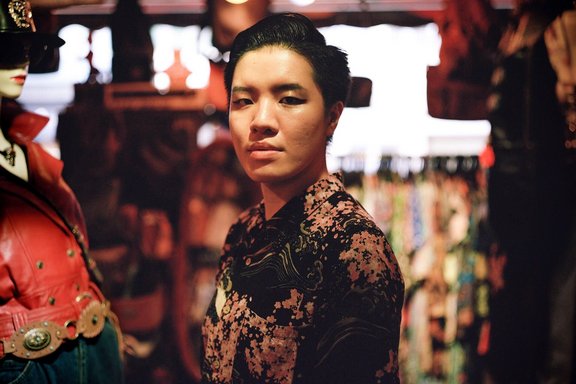 Vincy ist eine aufstrebende Musiker_in in Hong Kong. 