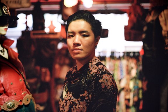 Vincy ist eine aufstrebende Musiker_in in Hong Kong