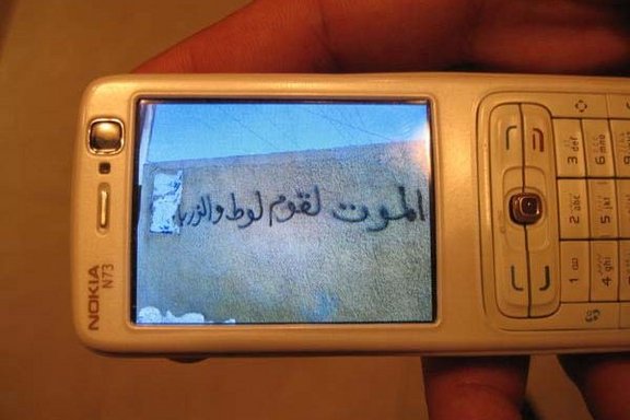 Graffiti an einer Wand in Kufa, Najaf Region, "Tod den Schwulen und dreckigen Leuten"
