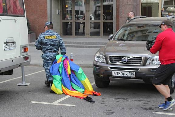Die Moskauer Polizei nimmt während des Moskau-Pride 2012 etwa 40 Menschen fest.