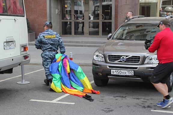 Die Moskauer Polizei nimmt ca. 40 Leute fest, die vor dem Büro des Bürgermeisters versuchten, eine Pride-Veranstaltung durchzuführen © Amnesty International 